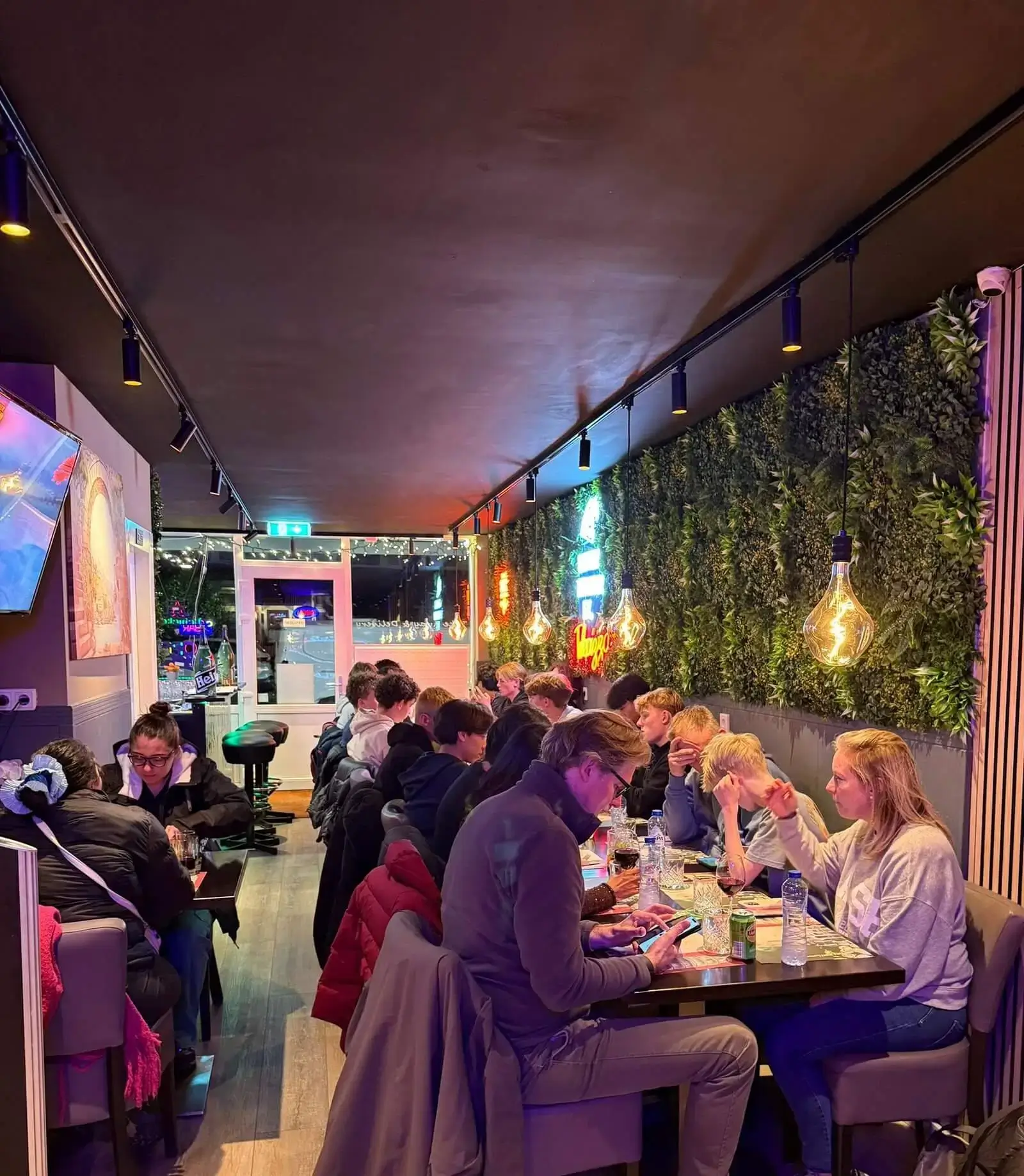 italiaans restaurant amstelveen sfeer gasten eten telepizza