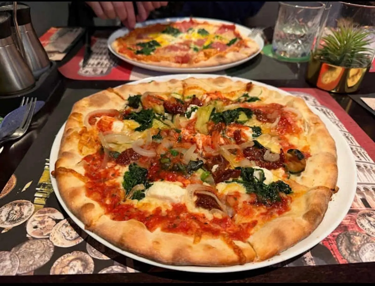 Verse pizza met groenten en mozzarella bij Italiaans restaurant Telepizza Amstelveen