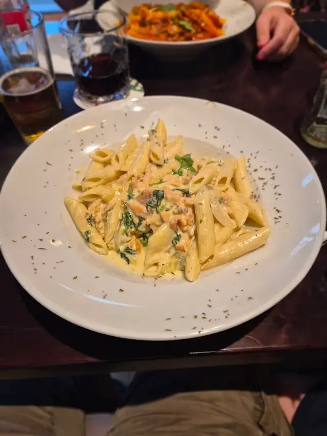 Romige pasta met zalm en spinazie bij Italiaans restaurant Telepizza Amstelveen